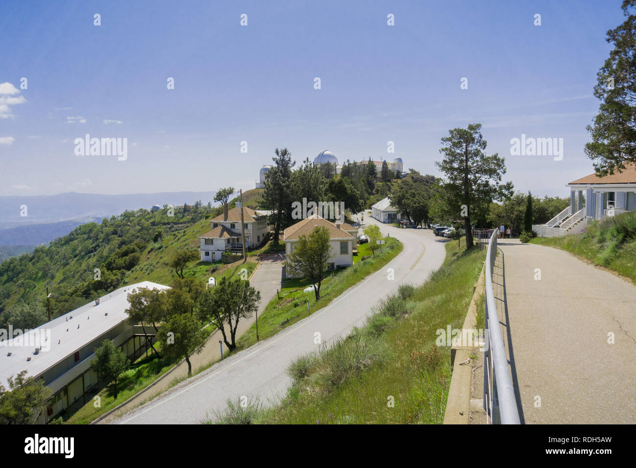 A piedi attorno al Lick Observatory complesso sulla cima di Mt Hamilton, San Jose, South San Francisco Bay, California Foto Stock