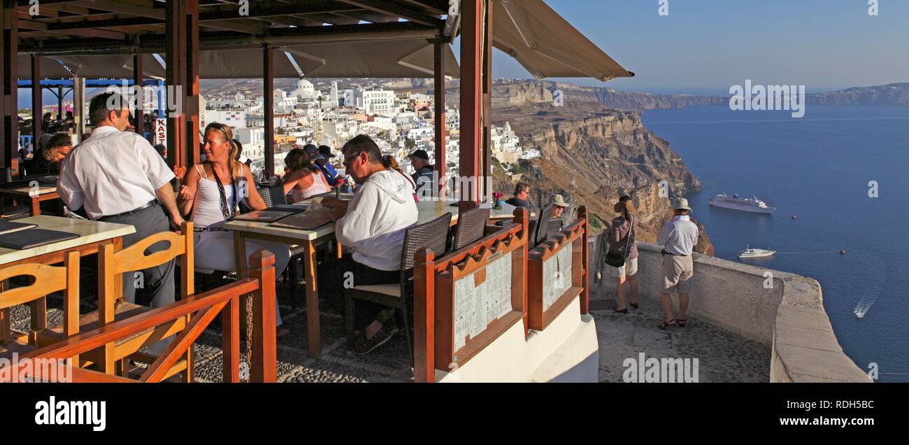 Ristorante con una vista Thira, SANTORINI, CICLADI Mar Egeo, Grecia, Europa - Attenzione: nessun modello di rilascio! Foto Stock