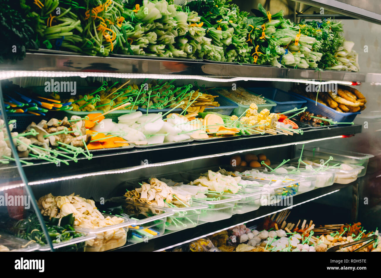 Varietà di ingredienti e drink presso il ristorante sul battello a vapore sul mangiare sano asian Foto Stock