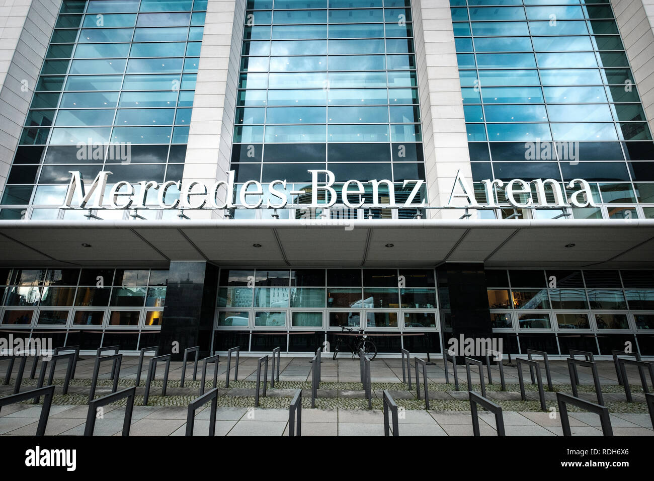 Berlino, Germania - Gennaio 2019: Vista della facciata della Mercedes Benz Arena ingresso in Friedrichshain-Kreuzberg, Berlino, Germania, Foto Stock
