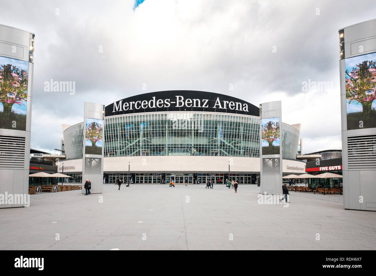 Berlino, Germania - Gennaio 2019: Vista della facciata della Mercedes Benz Arena di Friedrichshain-Kreuzberg, Berlino, Germania, Foto Stock