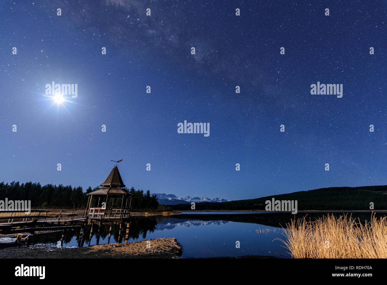 Vista panoramica del molo o summerhouse sotto la luna piena e la via lattea di Esquel, Patagonia, Argentina Foto Stock