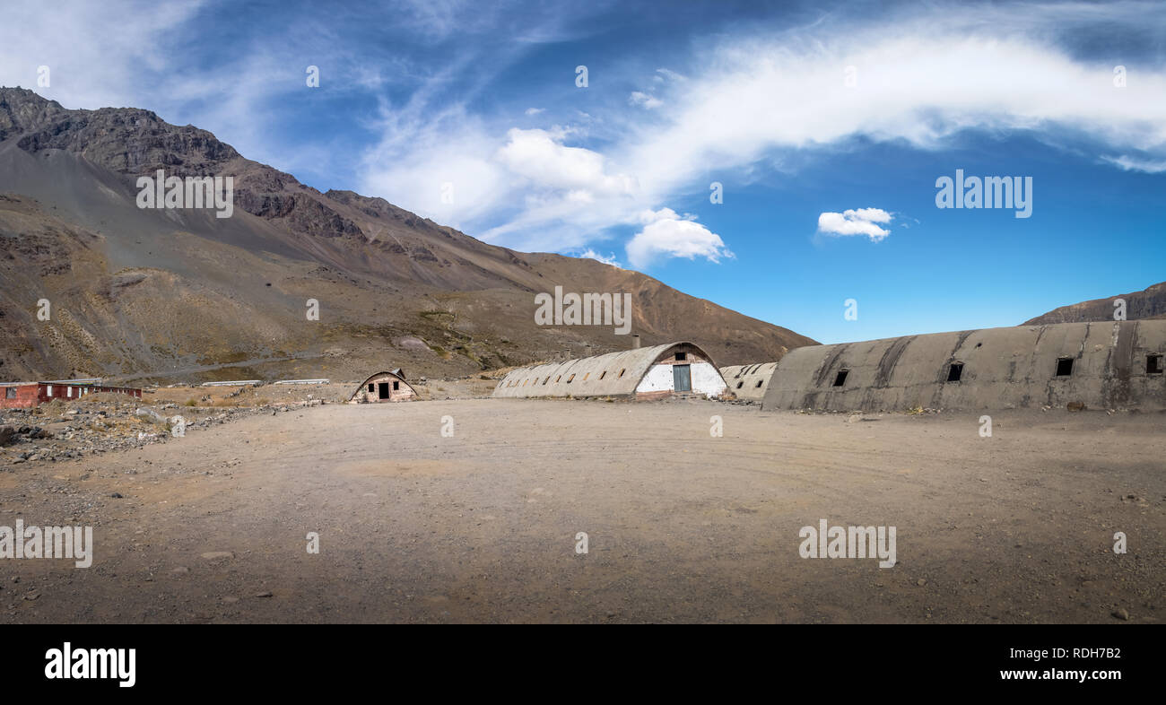 Las Cascaras vecchi ruderi dalla costruzione di Embalse el Yeso diga a Cajon del Maipo - Cile Foto Stock