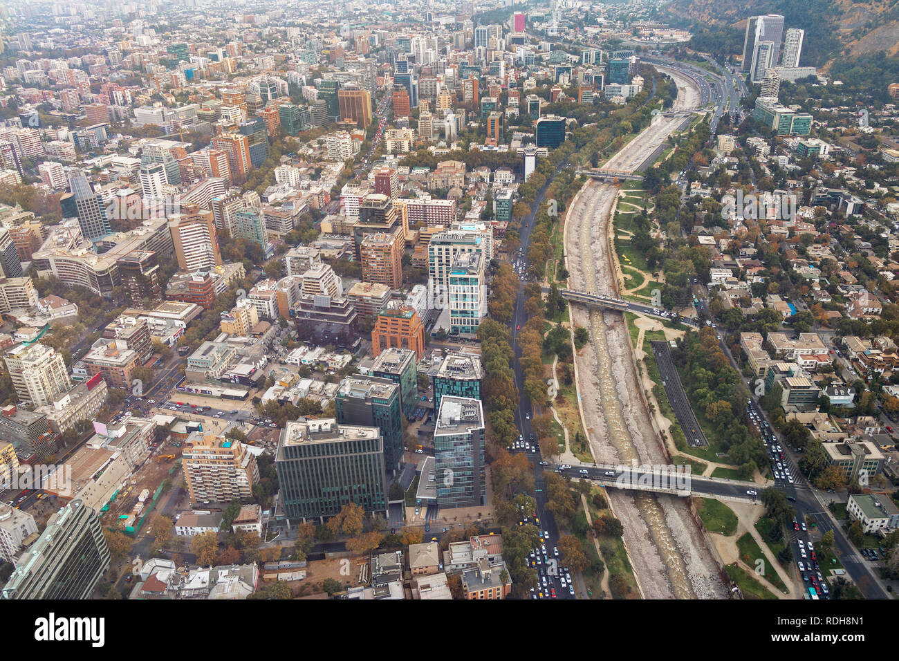 Santiago vista aerea con il fiume Mapocho - Santiago del Cile Foto Stock