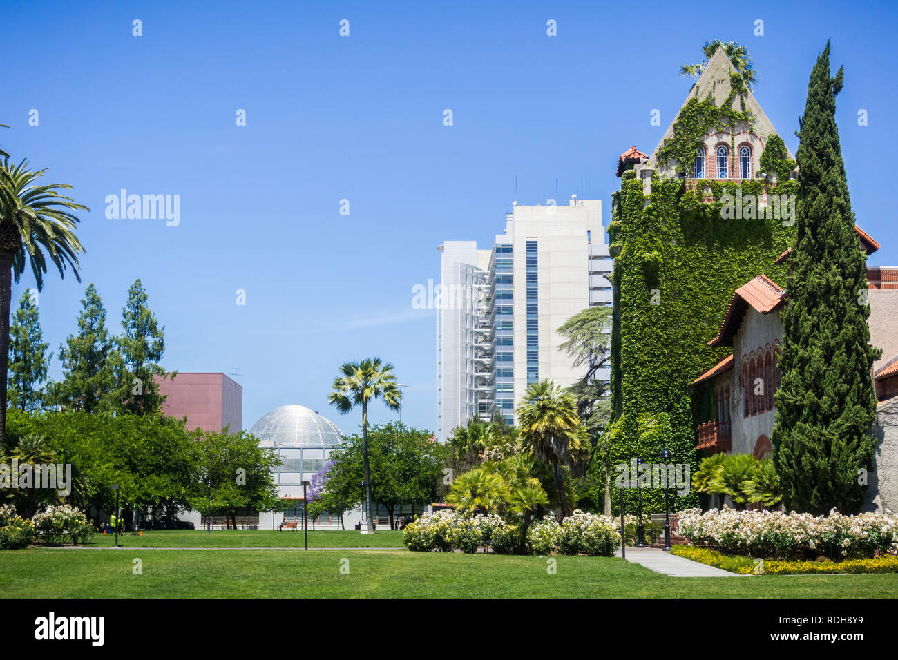 Vecchio edificio presso la San Jose State University; il moderno municipio edificio in background; San Jose, California Foto Stock