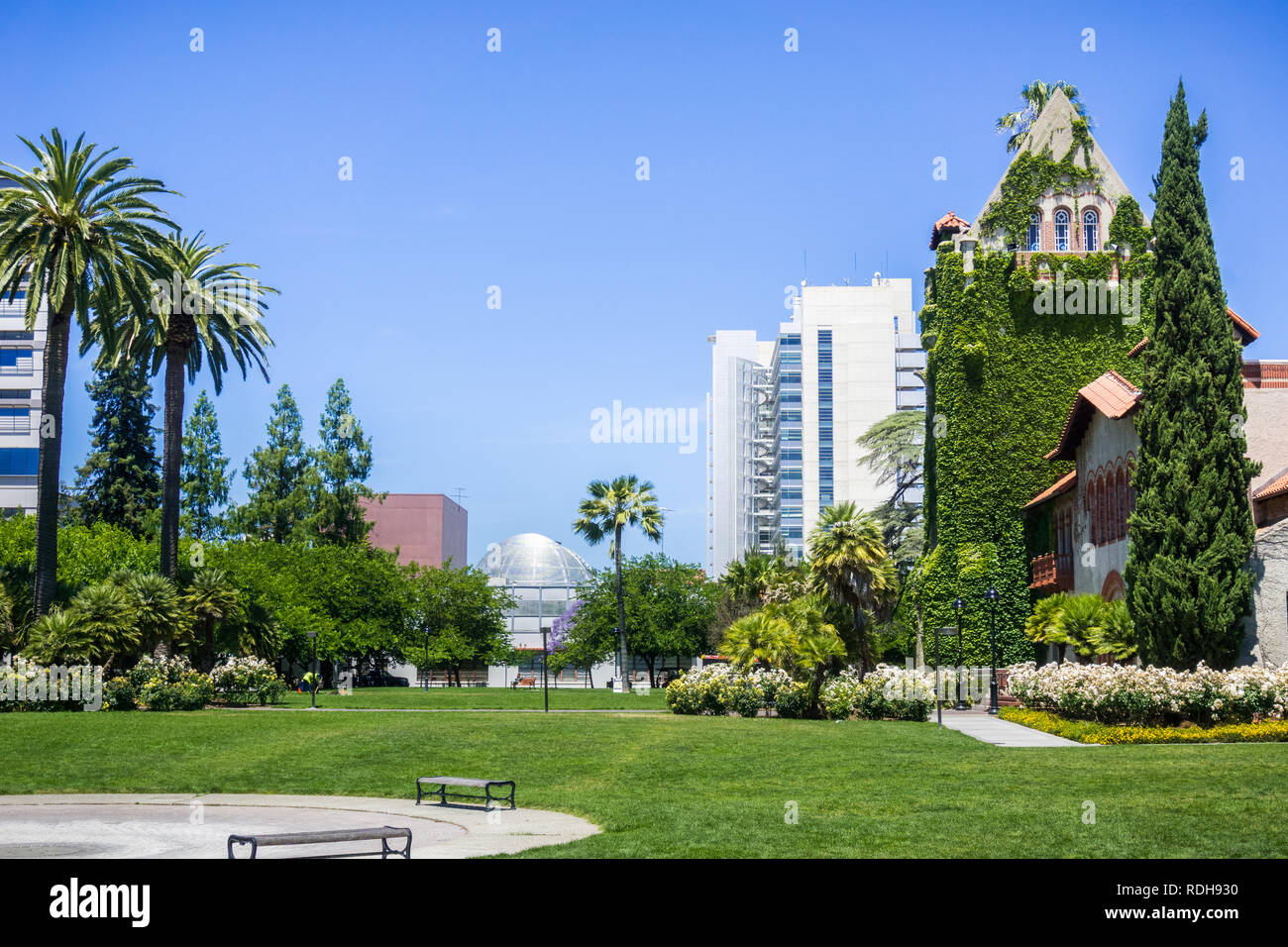 Vecchio edificio presso la San Jose State University; il moderno municipio edificio in background; San Jose, California Foto Stock