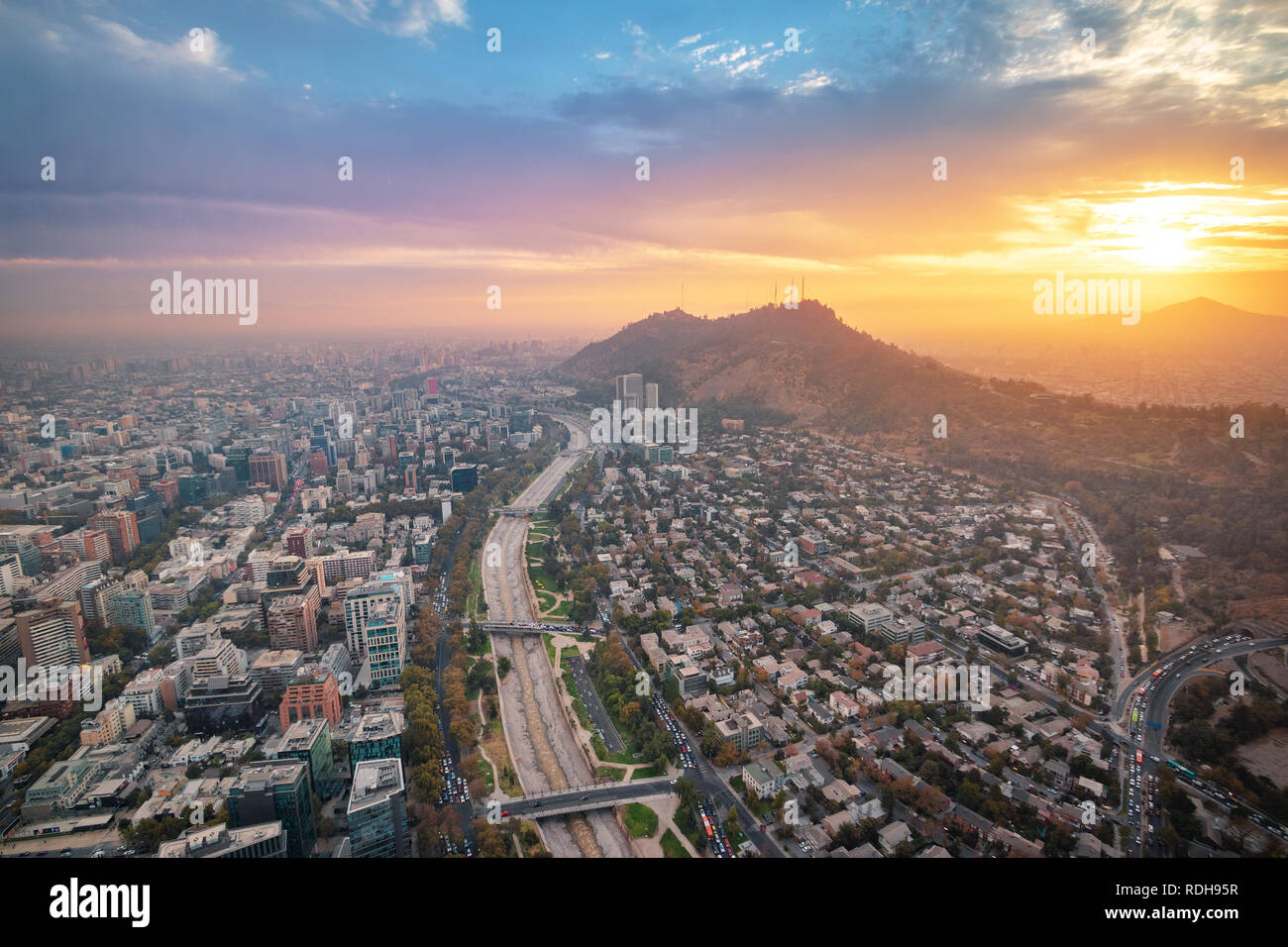 Santiago vista aerea con la Collina di San Cristobal e Fiume Mapocho al tramonto - Santiago del Cile Foto Stock