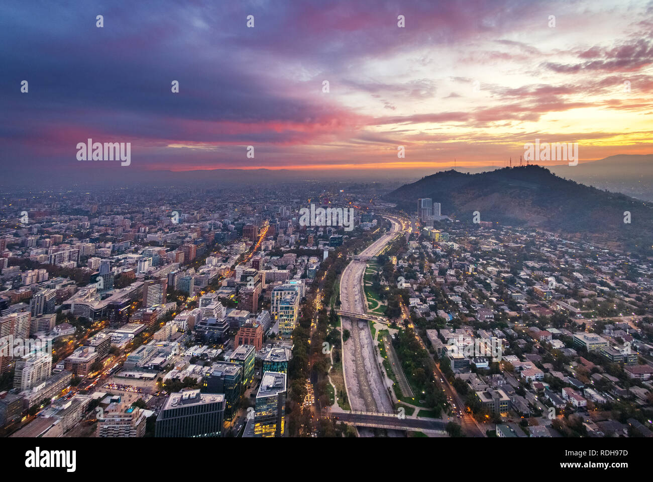 Santiago vista aerea con la Collina di San Cristobal e Fiume Mapocho al tramonto - Santiago del Cile Foto Stock