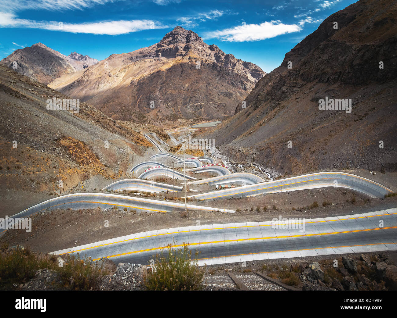 Strada a serpentina in montagna Ande tra Santiago de Cile e Mendoza, Argentina Foto Stock