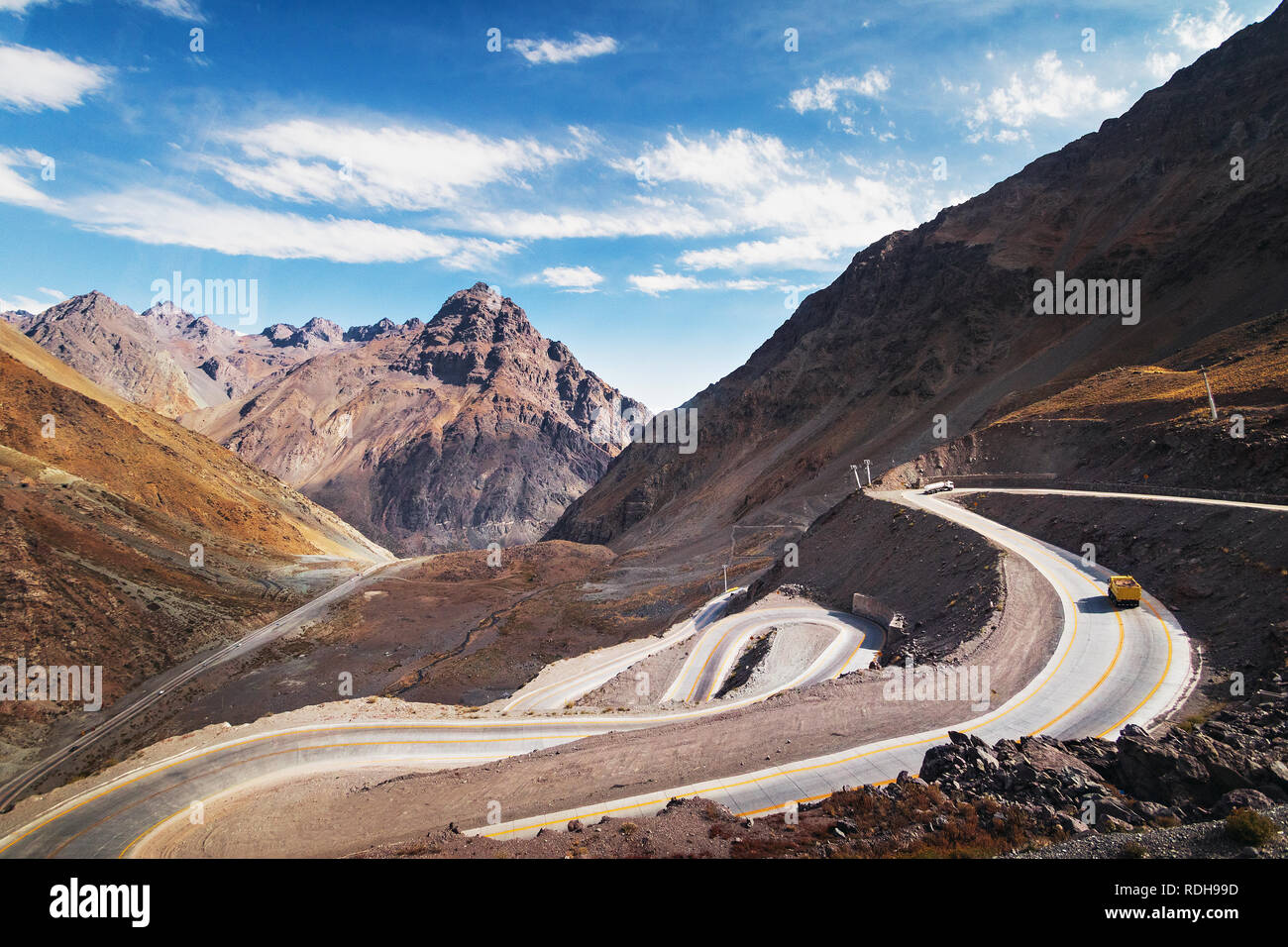 Strada a serpentina in montagna Ande tra Santiago de Cile e Mendoza, Argentina Foto Stock