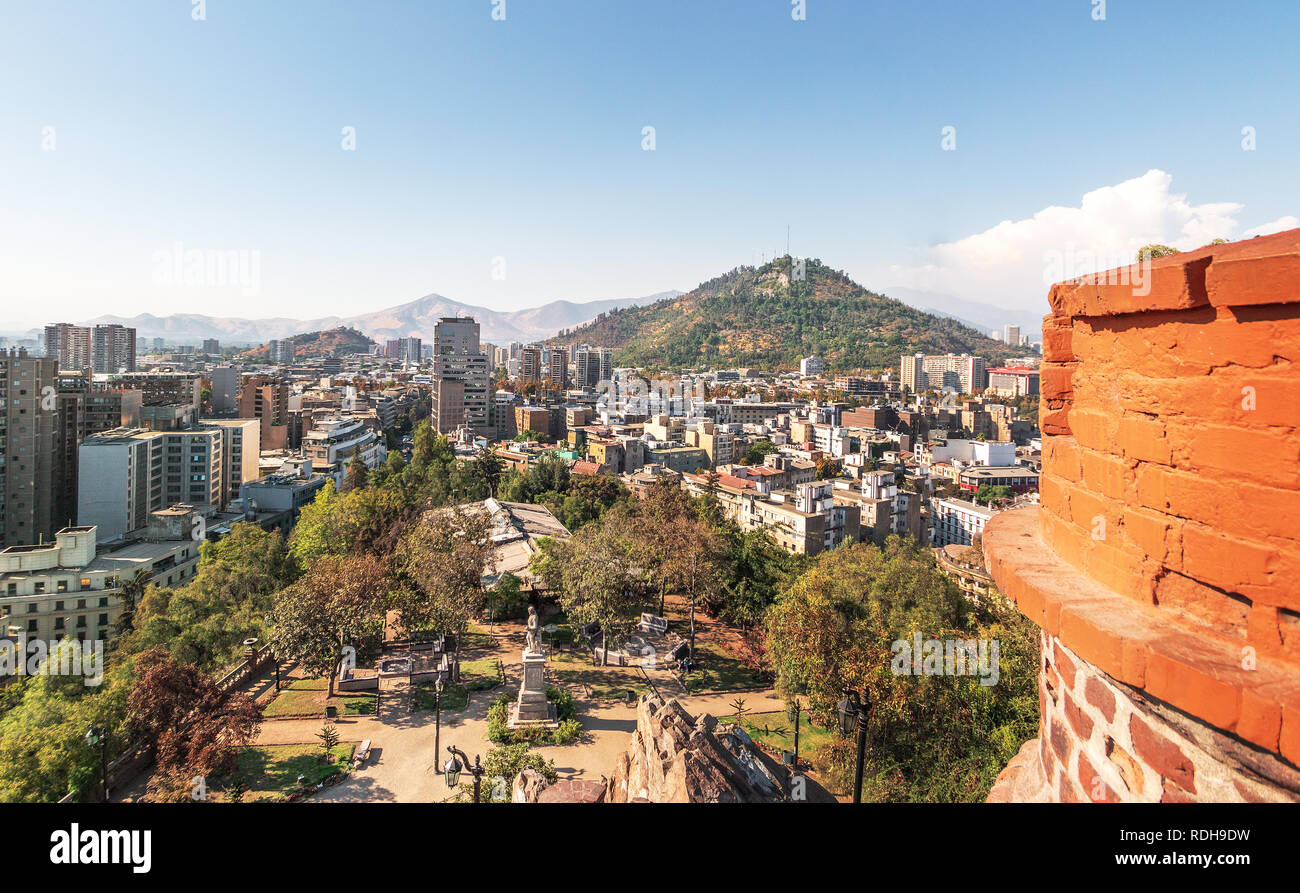 Vista aerea di Santiago dal Mirador torre presso la collina di Santa Lucia con la Collina di San Cristobal sullo sfondo - Santiago del Cile Foto Stock