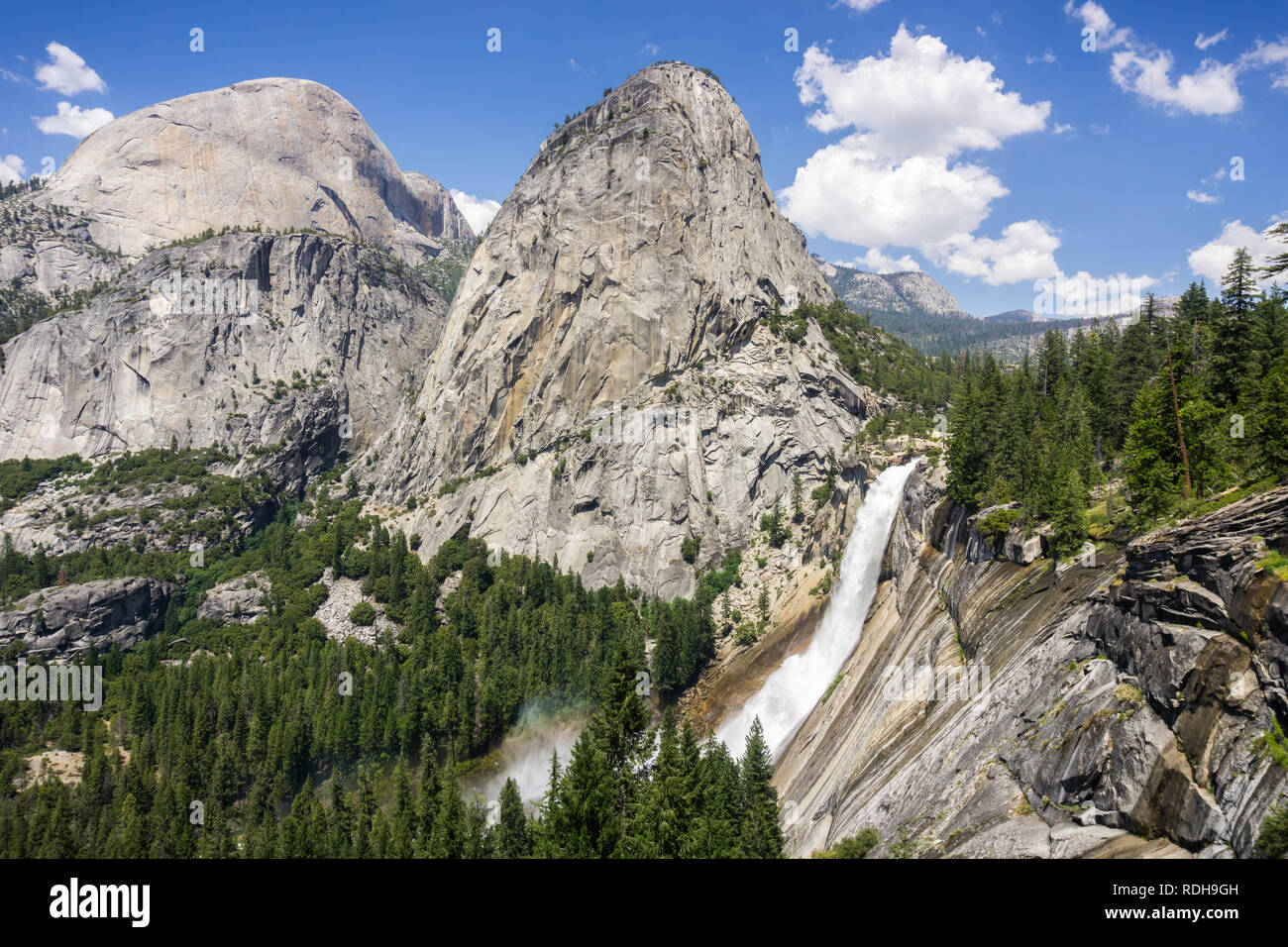 Vista panoramica verso il Nevada Falls e Liberty Cap, del Parco Nazionale Yosemite in California Foto Stock