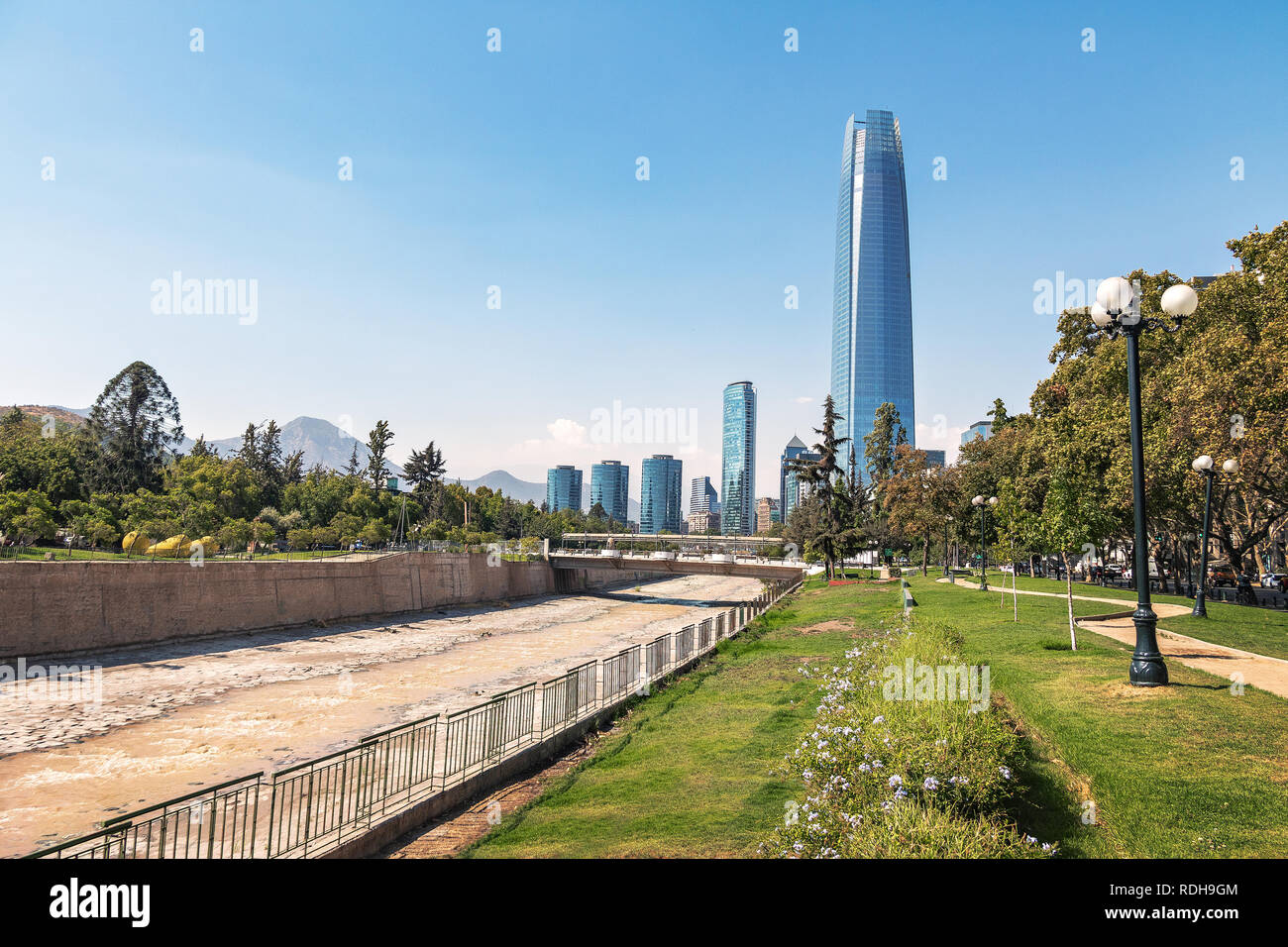 Lo Skyline di Santiago e il fiume Mapocho - Santiago del Cile Foto Stock