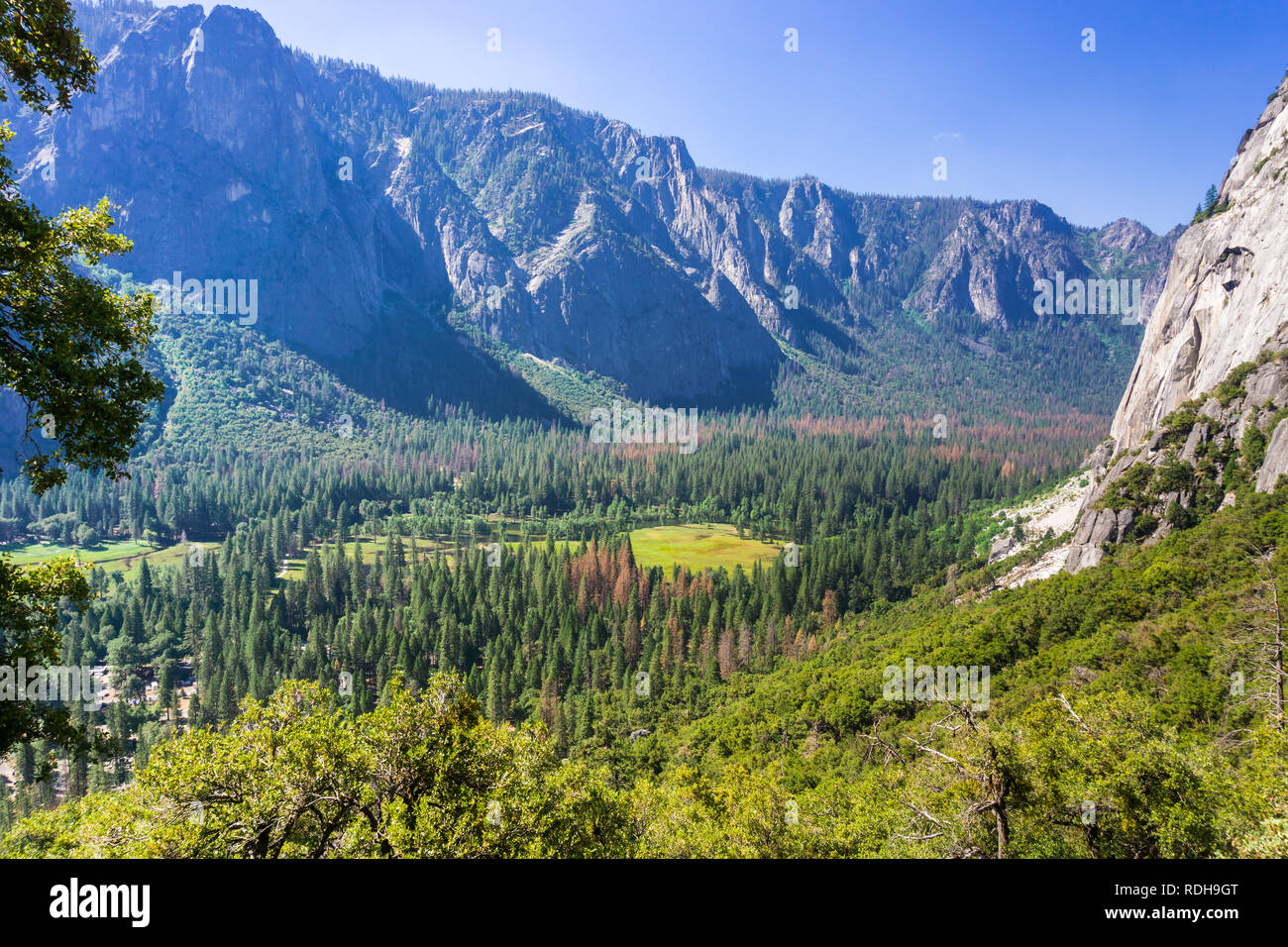 Yosemite Valley come visto dal sentiero per tomaia Yosemite Falls, del Parco Nazionale Yosemite in California Foto Stock