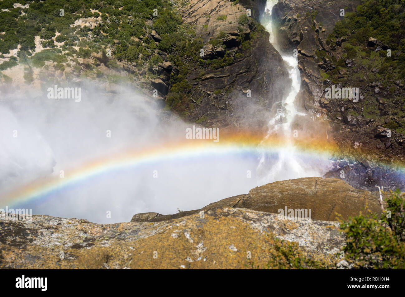 Rainbow visibile dal di sopra della parte superiore di Yosemite Falls, del Parco Nazionale Yosemite in California Foto Stock