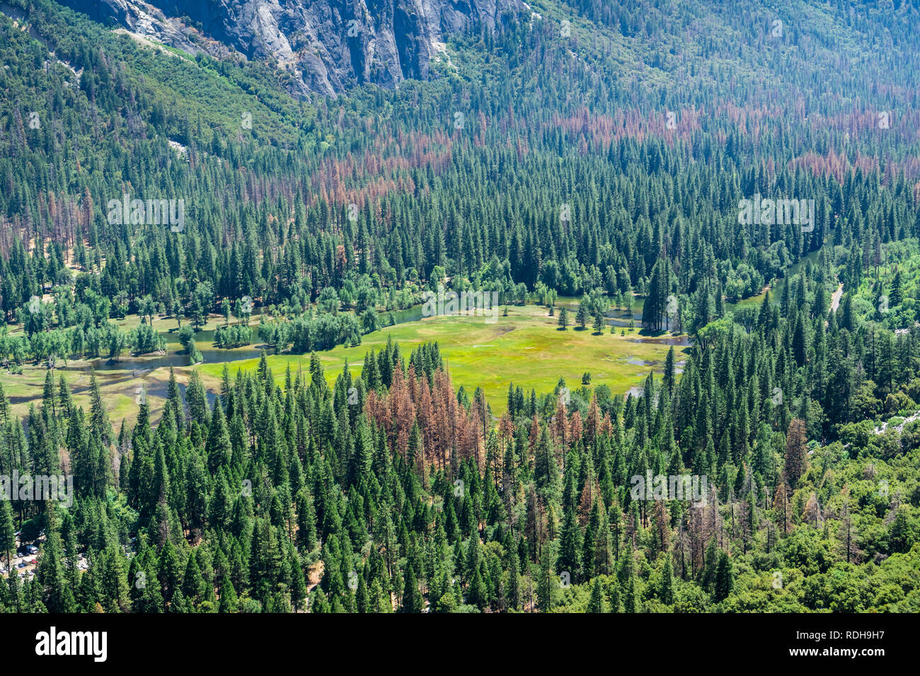 Yosemite Valley come visto dal sentiero per tomaia Yosemite Falls, del Parco Nazionale Yosemite in California Foto Stock