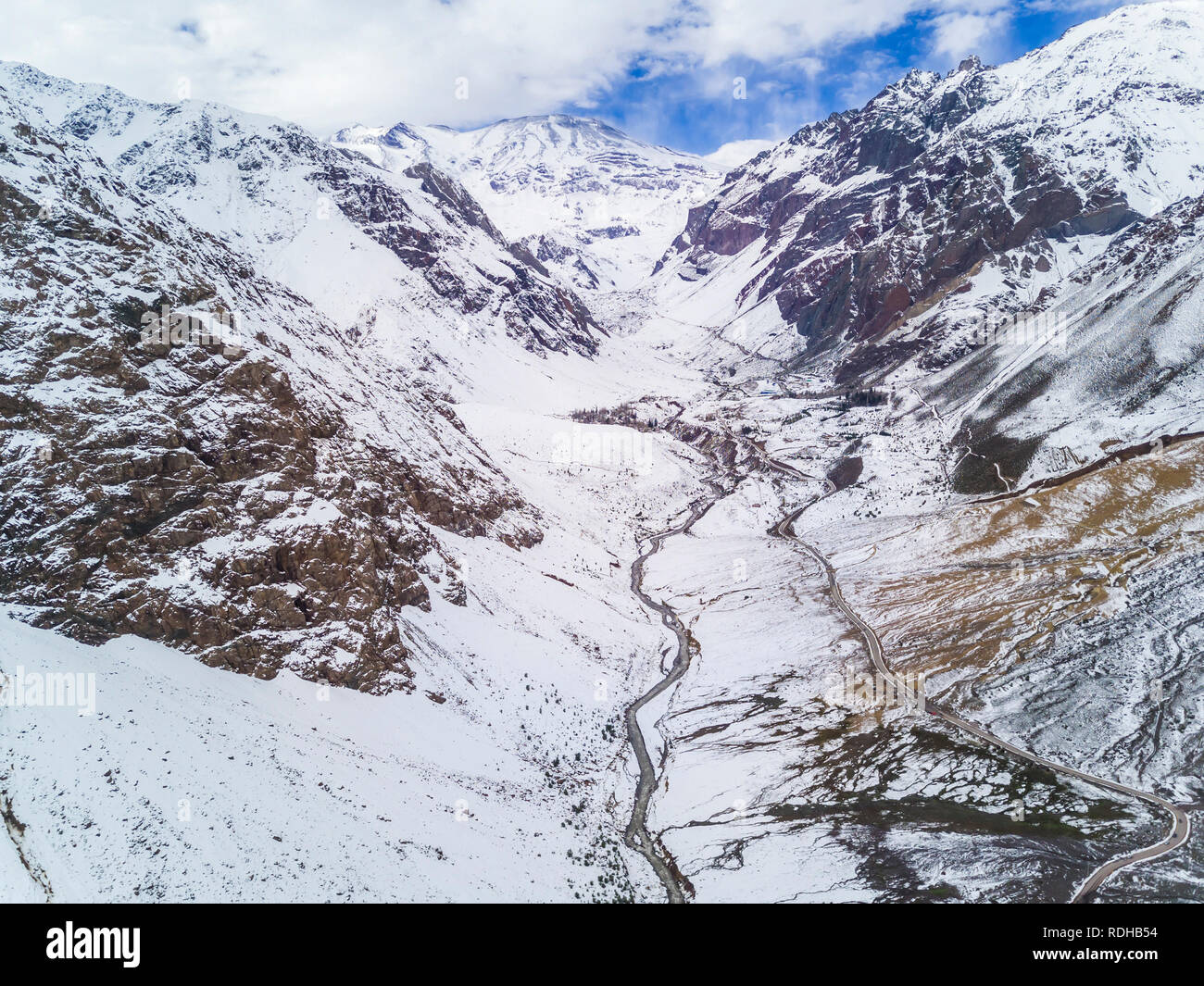 Una vista aerea, le valli delle Ande nel Cile centrale a Cajon del Maipo, Santiago del Cile, incredibili viste sulle montagne e sui ghiacciai un luogo perfetto Foto Stock