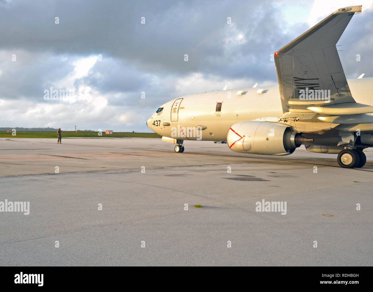 180117-N-KG618-1072 ANDERSEN AIR FORCE BASE, Guam (GEN. 17, 2019) - Airman Justin Gortzig, assegnato alla "guerra aquile' di Patrol Squadron 16, sorge il piano capitano prima di un lancio di un P-8A Poseidone per la Flightline durante l'esercizio mare Dragon. Esercizio mare Dragon è un annuale, esercizio multilaterale che sottolinea il coordinamento anti-guerra sottomarina accusa contro sia simulate e vivere gli obiettivi. (U.S. Foto di Marina di Massa lo specialista di comunicazione 1a classe Kevin A. Flinn/rilasciato) Foto Stock