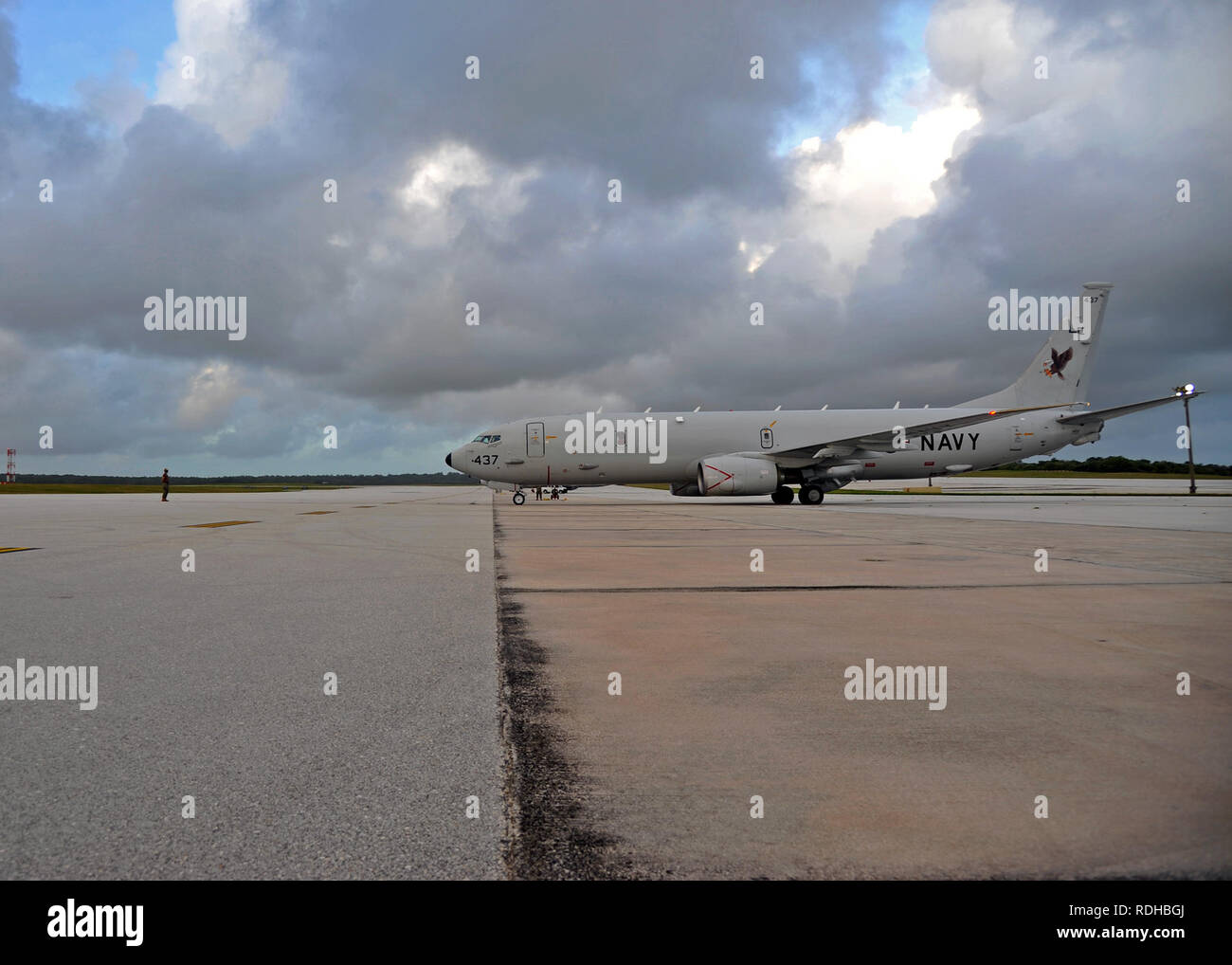 180117-N-KG618-1032 ANDERSEN AIR FORCE BASE, Guam (GEN. 17, 2019) - Airman Justin Gortzig, assegnato alla "guerra aquile' di Patrol Squadron 16, sorge il piano capitano prima di un lancio di un P-8A Poseidone per la Flightline durante l'esercizio mare Dragon. Esercizio mare Dragon è un annuale, esercizio multilaterale che sottolinea il coordinamento anti-guerra sottomarina accusa contro sia simulate e vivere gli obiettivi. (U.S. Foto di Marina di Massa lo specialista di comunicazione 1a classe Kevin A. Flinn/rilasciato) Foto Stock