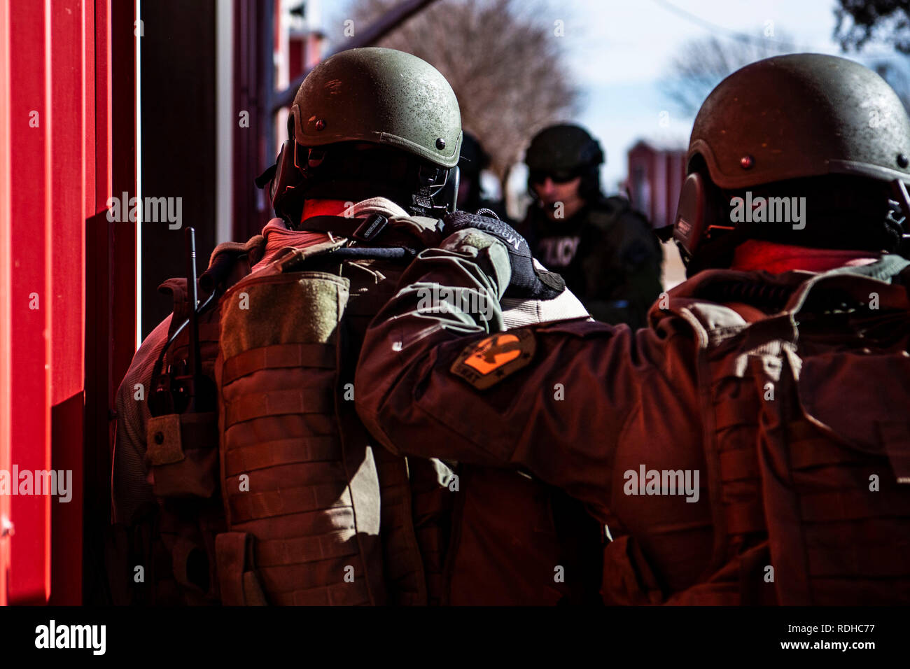 Cannone di forze per le operazioni speciali elemento medico funziona in combinazione con Clovis il dipartimento di polizia di SWAT team per un tiratore attivo esercizio presso il polo fieristico in Clovis, N.M., gen. 16, 2019. (U.S. Air Force photo by Staff Sgt. Luca Kitterman) Foto Stock