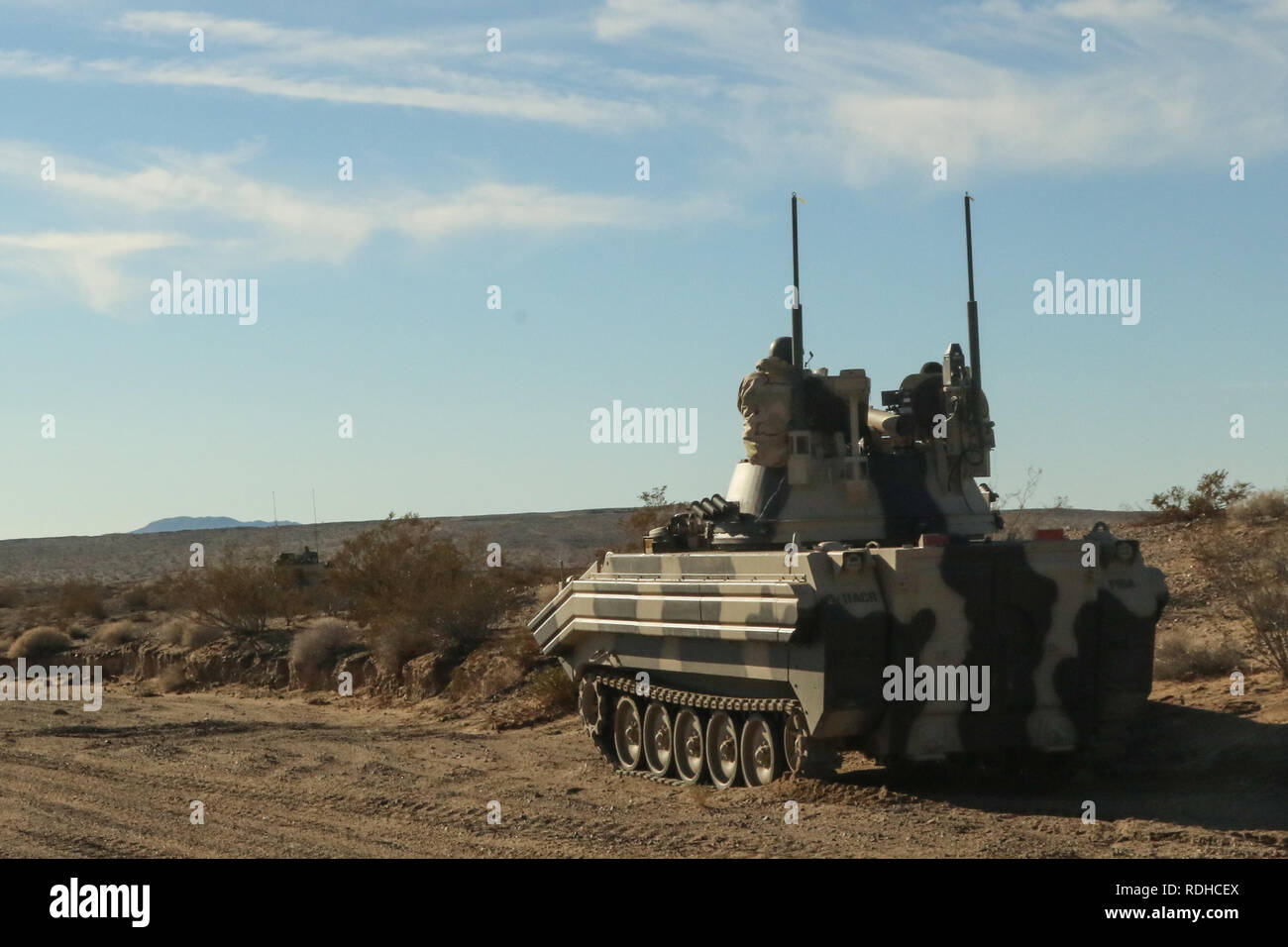 Troopers del 11TH Armored reggimento di cavalleria sondaggio Siberia, National Training Centre, California, per eventuali elementi di avanzamento della terza Brigata Team di combattimento, 1° Divisione di cavalleria, da Fort Hood, Texas, il 13 gennaio 2019. Questa difesa ha contestato la Brigata Graywolf della possibilità di assumere una zona fortificata. (US Army foto di Sgt. Justin Maggio) Foto Stock