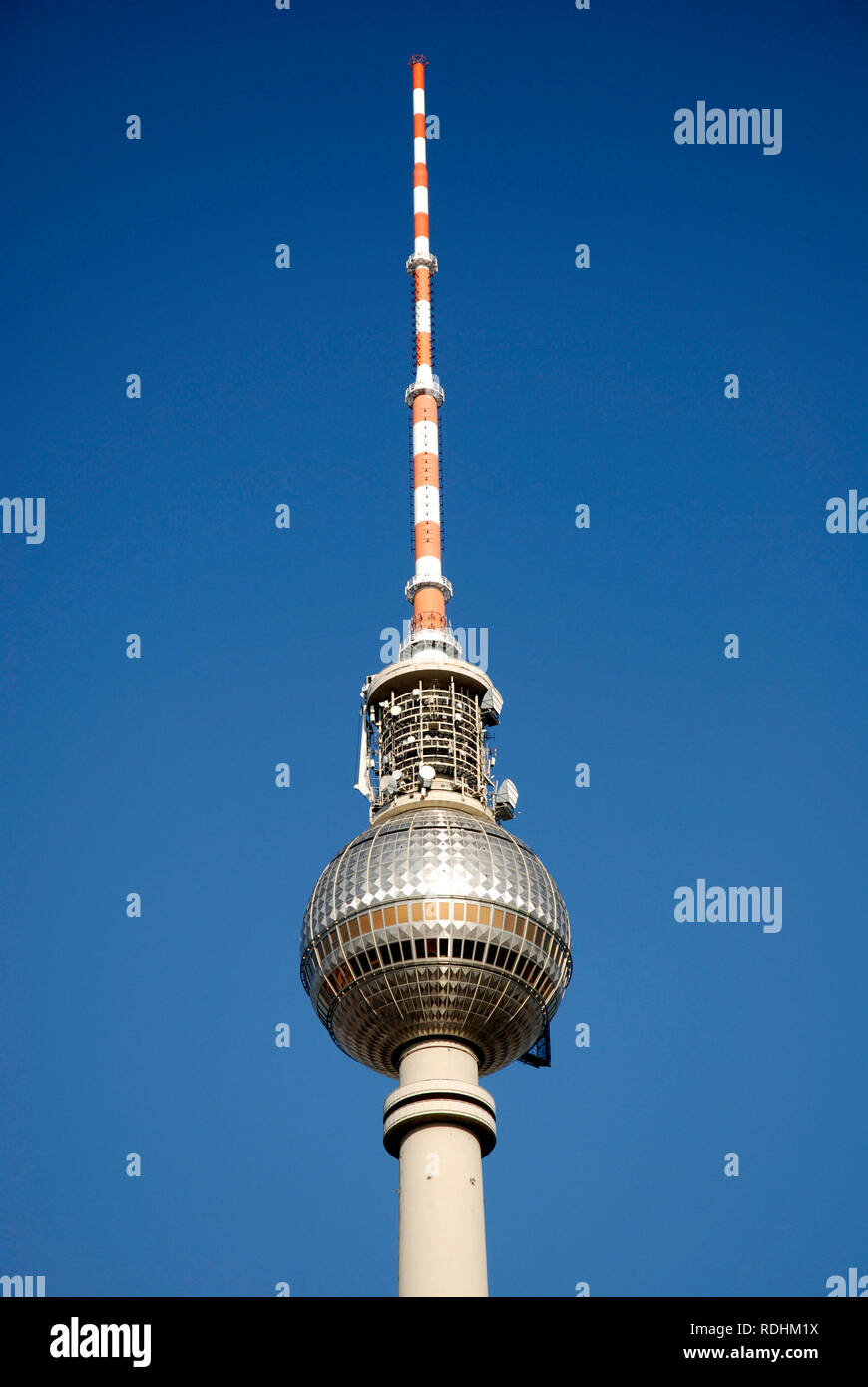 La torre della televisione ad Alexanderplatz di Berlino - Germania. Foto Stock