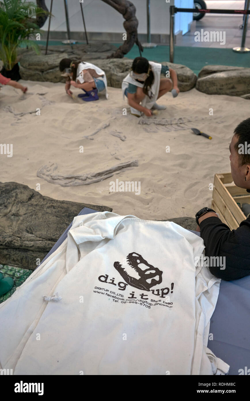 Chidrens giorno in Thailandia con ragazzi di scavo per il dinosauro reliquie. Foto Stock