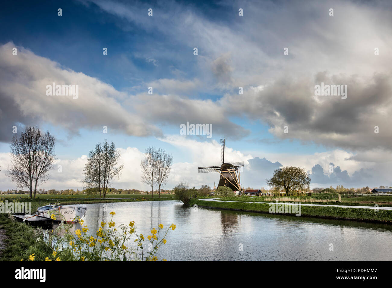 Il mulino a vento e le barche a remi in piccolo fiume chiamato Het Gein. Driemond, Paesi Bassi. Foto Stock