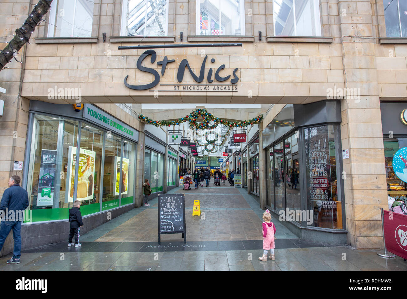 Le schede NIC St mall shopping arcade nella città di Lancaster, Lancashire, Inghilterra Foto Stock