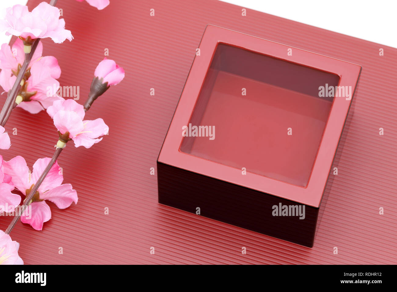 Giapponese scatola in legno masu con amore su di un piatto di legno Foto Stock