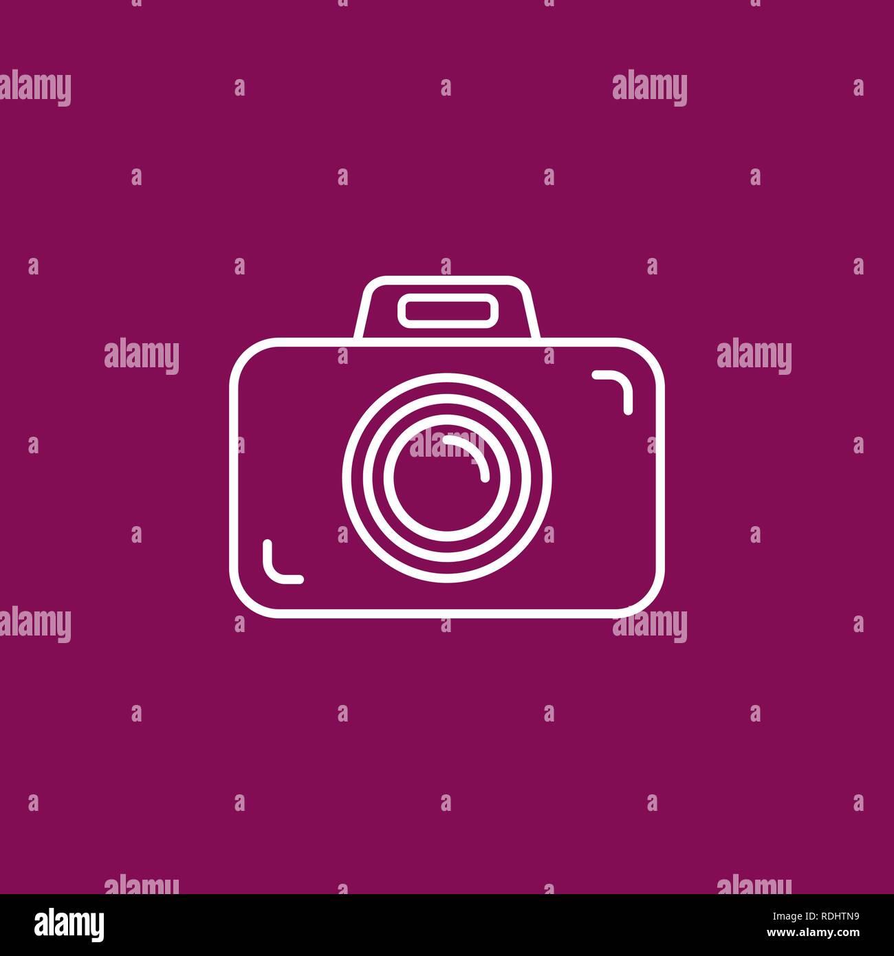 Foto di contorno icona della fotocamera su crimson (viola/rosa) sfondo. Illustrazione vettoriale EPS10. Illustrazione Vettoriale
