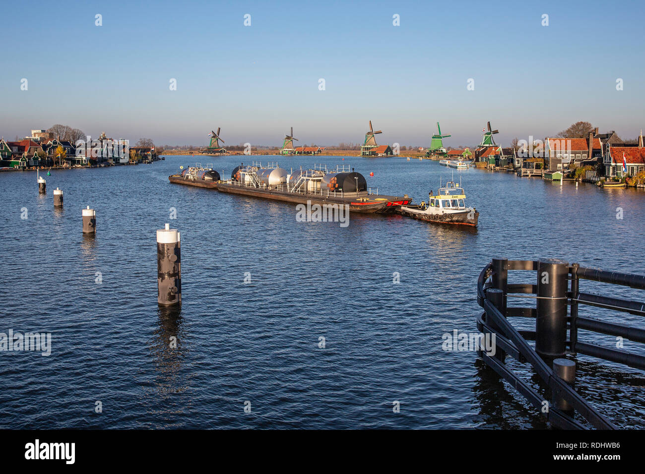 I Paesi Bassi, Zaanstad, Cargill barca di cacao cacao trasporta dal porto di Amsterdam a Zaanstad fabbrica mediante il fiume Zaan. Foto Stock