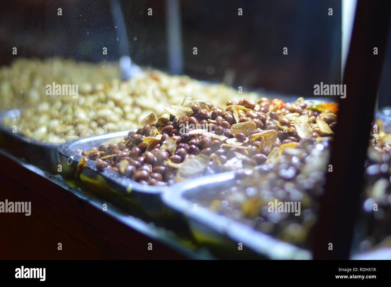 Cibo di strada al di fuori di arachidi nella notte strade di San Pedro Laguna Foto Stock