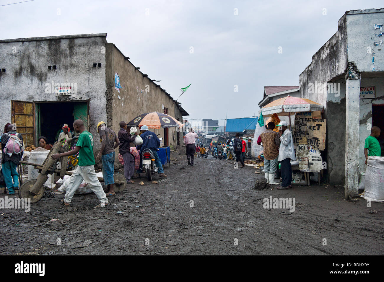 Le strade di Goma nel nord Kivu, nella Repubblica democratica del Congo sono fangoso, affollata e caotica. Foto Stock