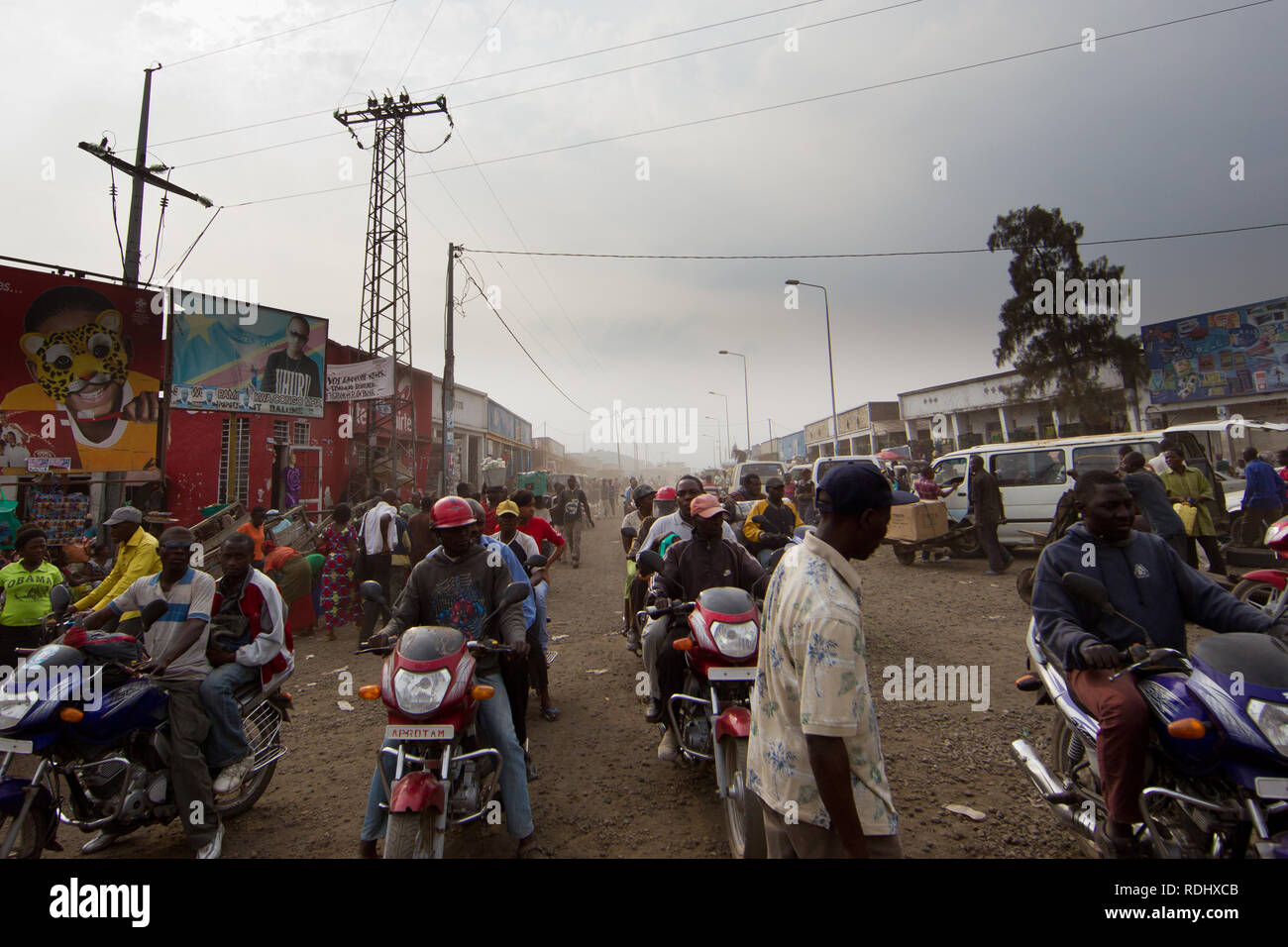 Le strade di Goma nel nord Kivu, nella Repubblica democratica del Congo sono polverosi, affollata e caotica. Foto Stock