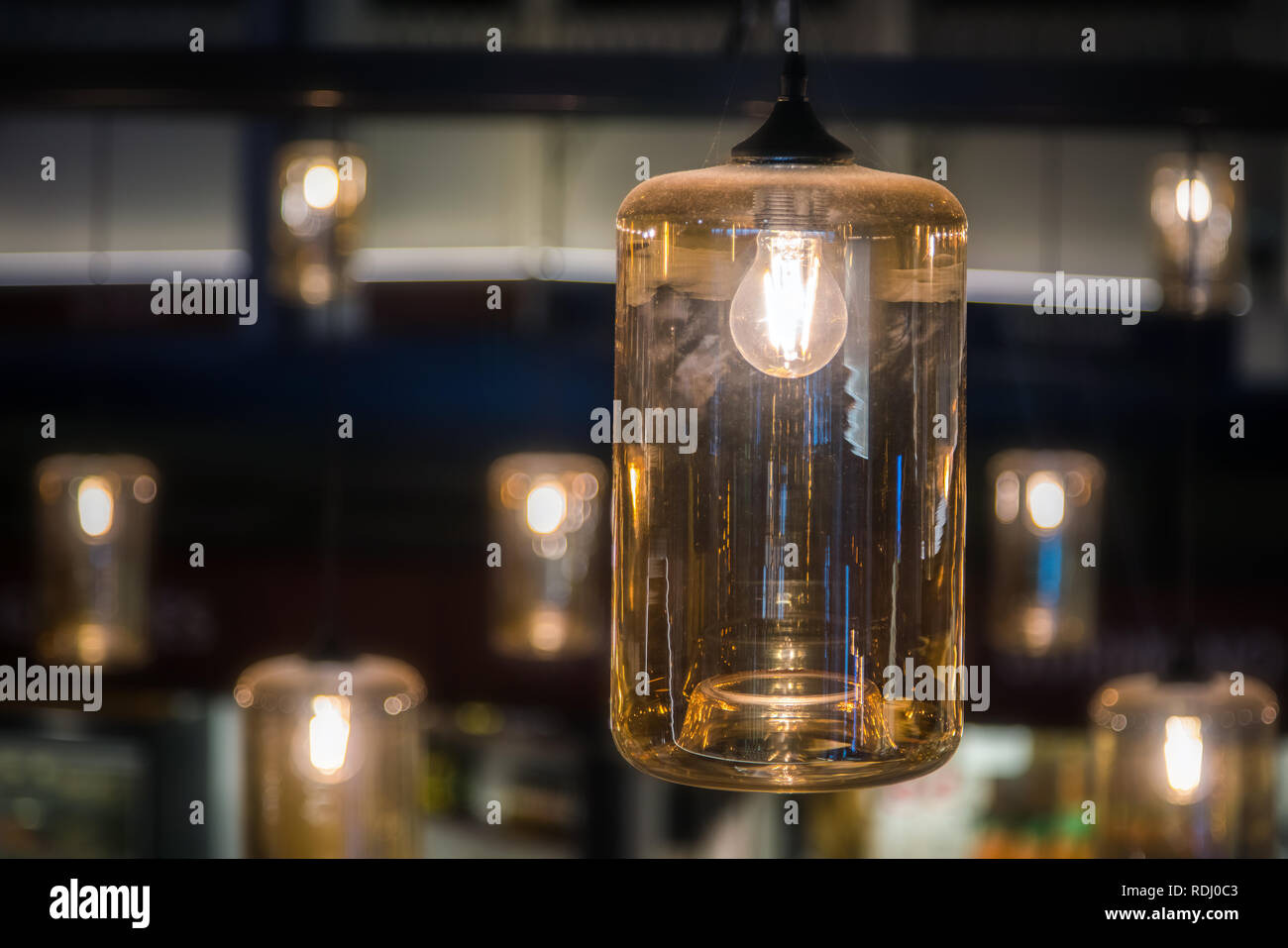 Vintage luci decorative della lampadina incandescente sul soffitto in ambienti interni Foto Stock