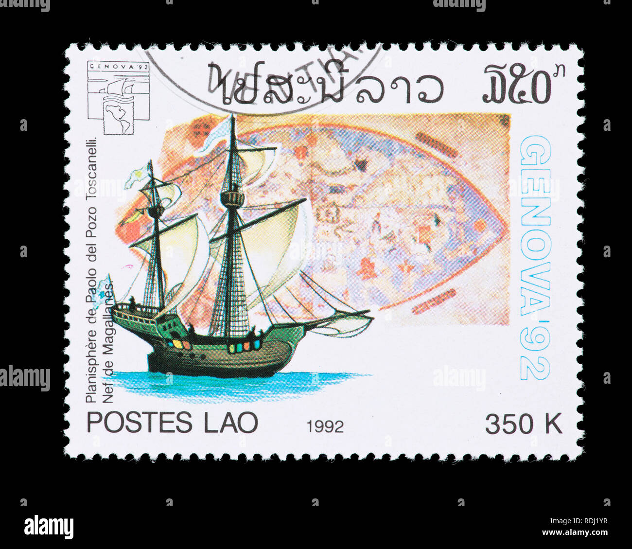 Francobollo dal Laos raffigurante una nave a vela e una mappa di tutto il mondo di Paolo dal Pozzo Toscanelli Foto Stock
