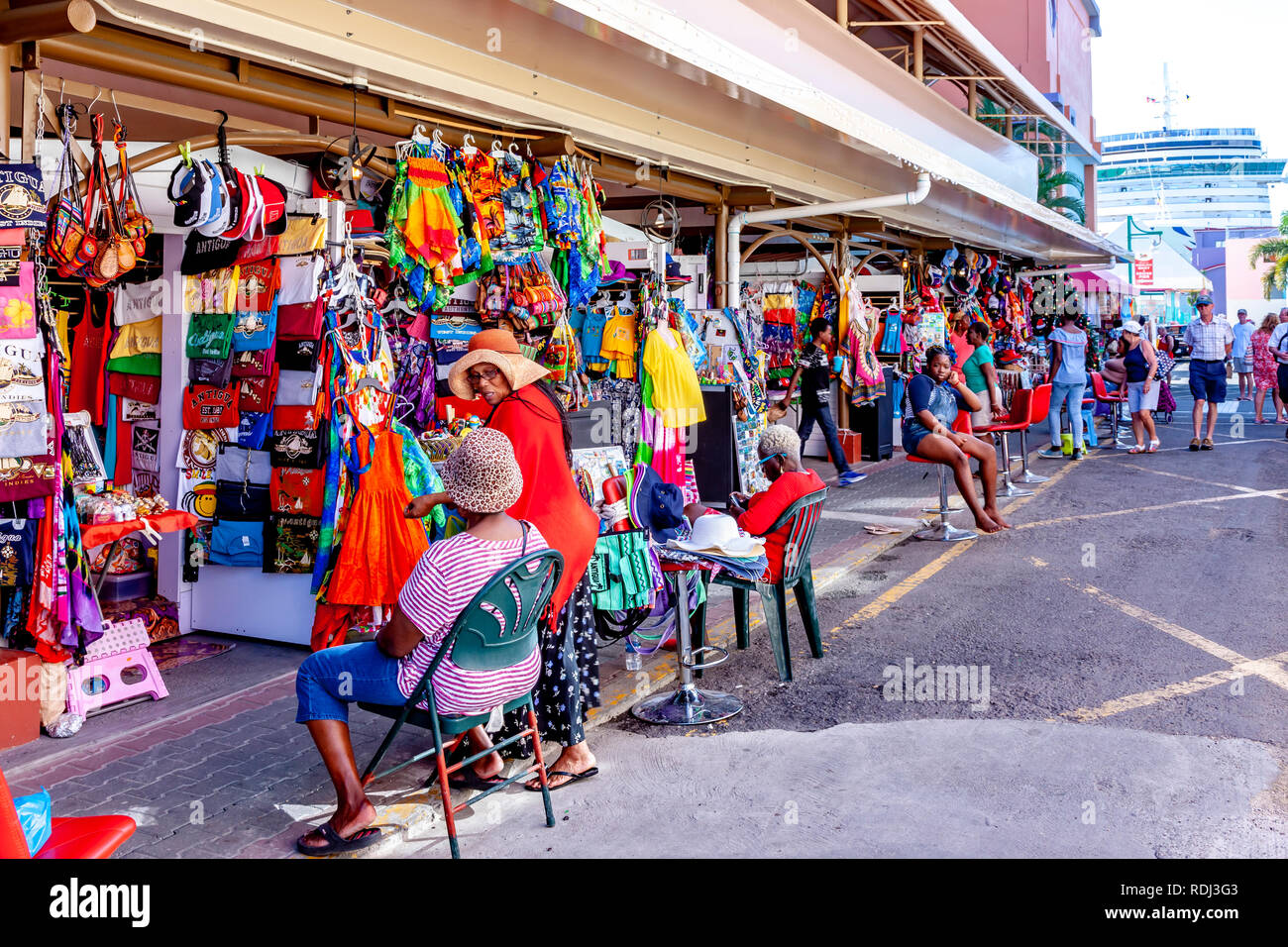 Scena di strada in downown St John's, Antigua, nei Caraibi Foto Stock