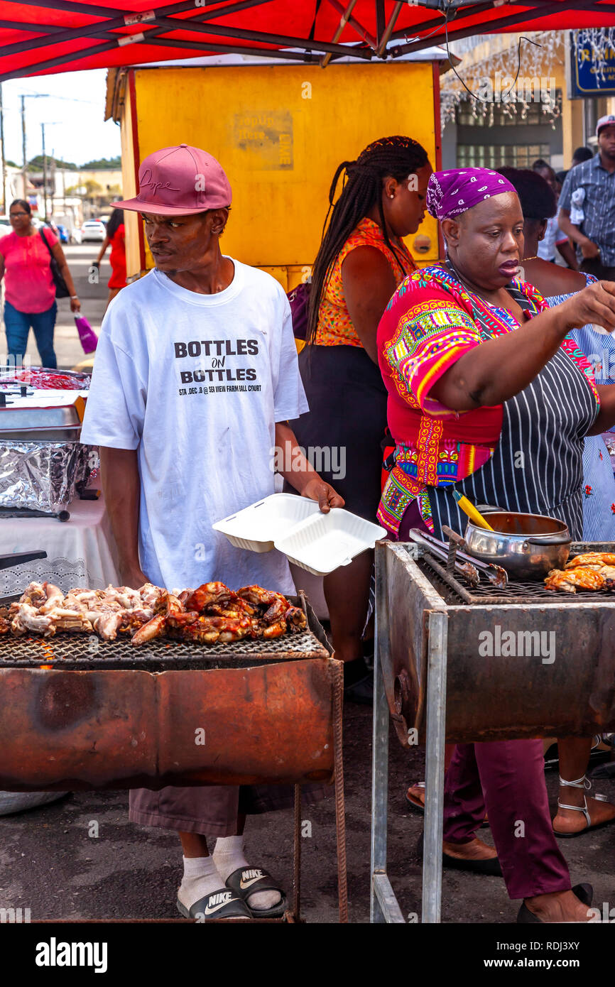 Scena di strada nel centro di St John's, Antigua, nei Caraibi Foto Stock