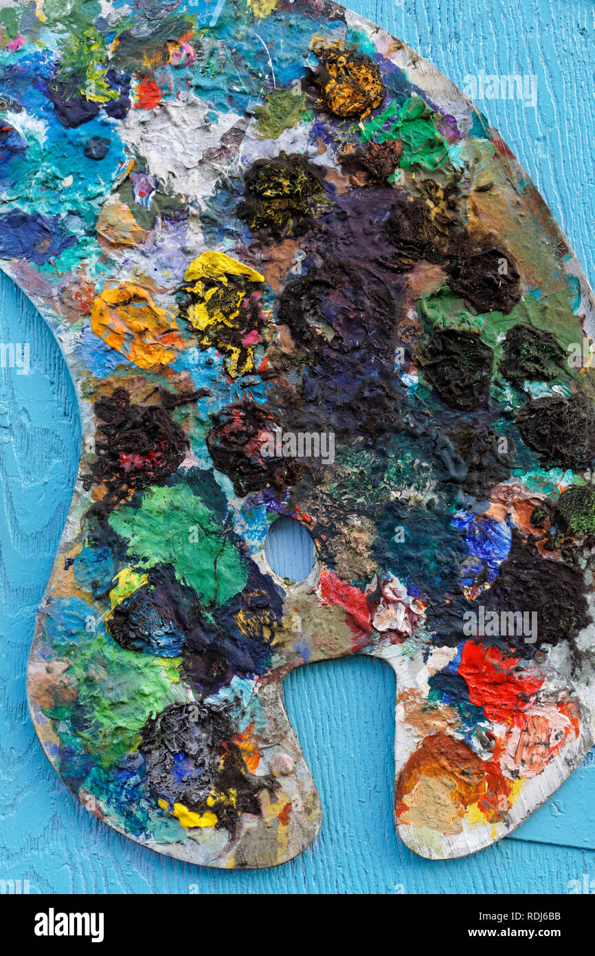 Close-up di un artista della tavolozza con colorate macchie di vernice Foto Stock