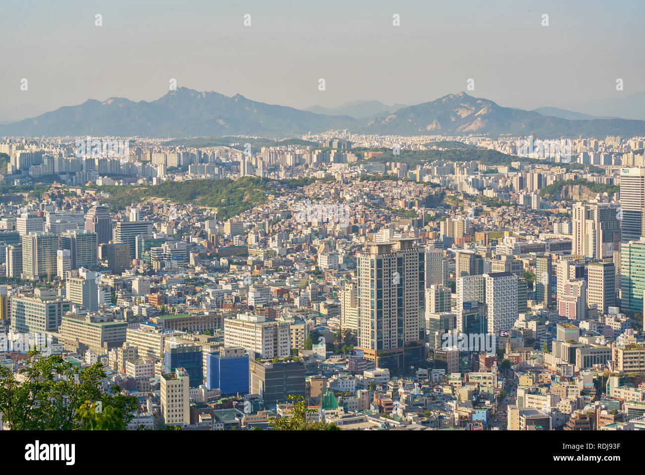SEOUL, Corea del Sud - circa maggio, 2017: Seoul città vista dal Monte Namsan di giorno. Seoul Città speciale è la capitale e la più grande metropoli del Foto Stock