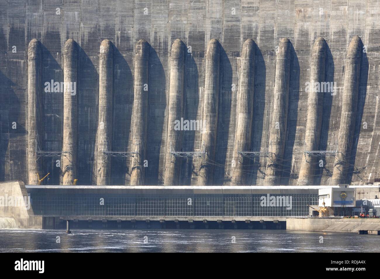 Diga di Sayano-Shushenskaya centrale idroelettrica sul fiume Yenisei in Siberia, Russia Foto Stock