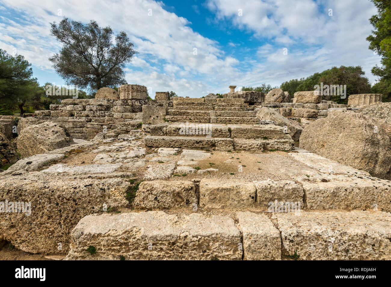 I resti di un patrimonio architettonico di colonne nel sito archeologico di Olimpia nel Peloponneso Grecia. Sito originale dei giochi olimpici. Foto Stock