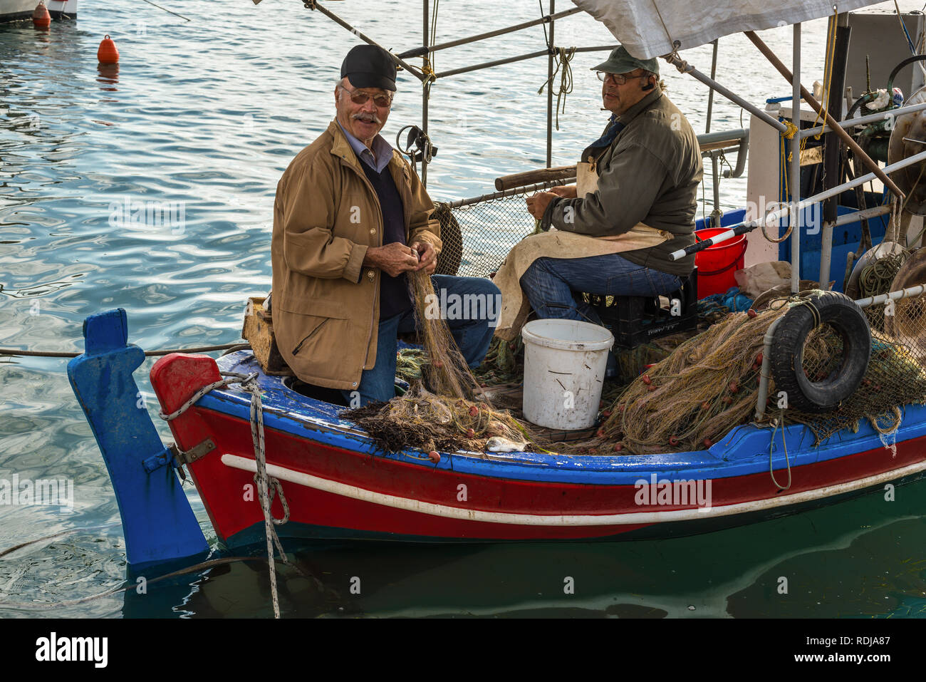 Katakolon, Grecia - 31 Ottobre 2017: i pescatori locali soarting fuori le sue reti. Frutti di mare freschi. La pesca del giorno. Greco i pescatori locali. Lavorando in d Foto Stock