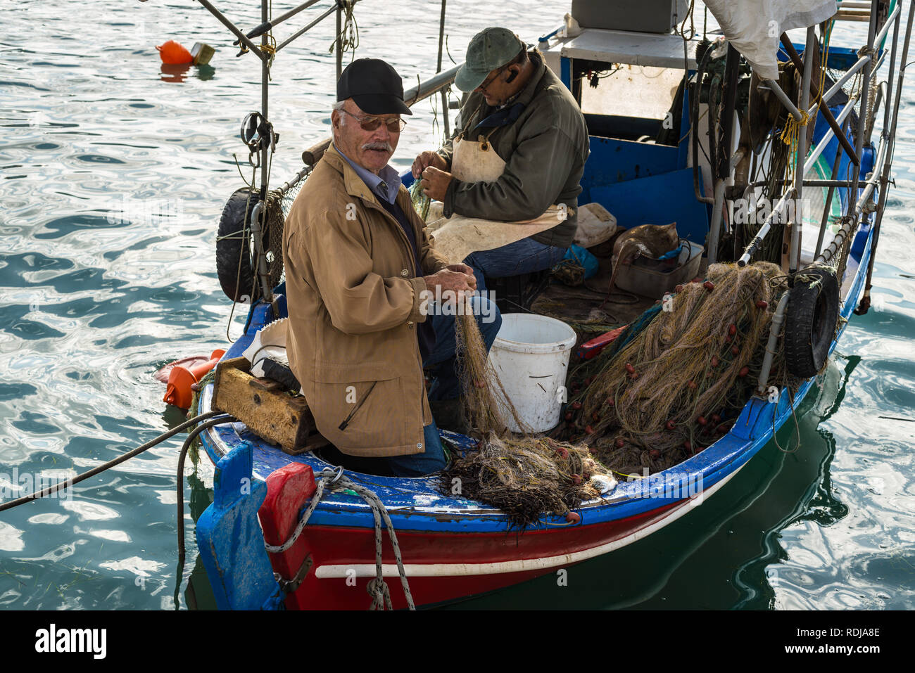Katakolon, Grecia - 31 Ottobre 2017: i pescatori locali soarting fuori le sue reti. Frutti di mare freschi. La pesca del giorno. Greco i pescatori locali. Lavorando in d Foto Stock