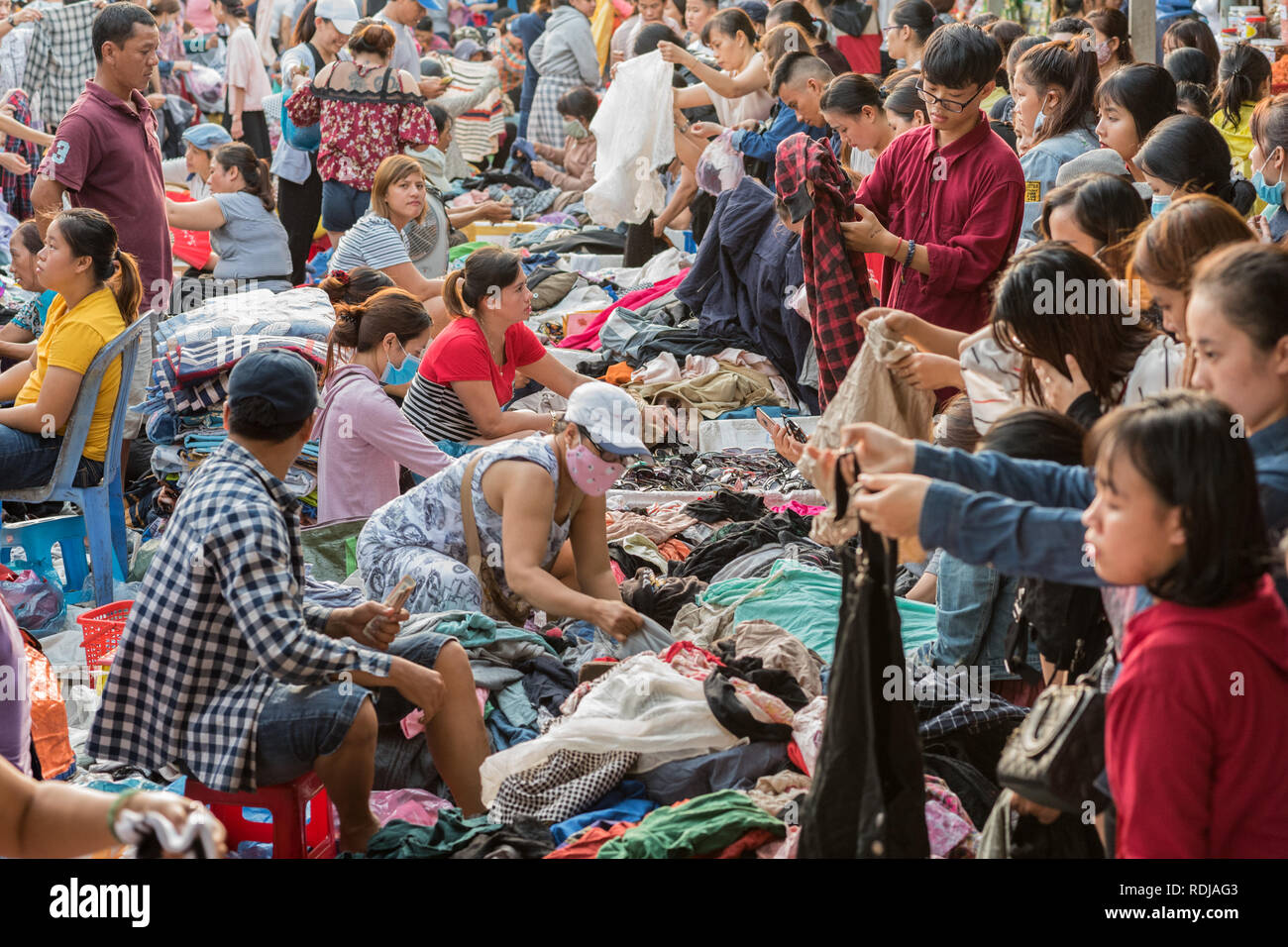 Danang, Vietnam - 14 Ottobre 2018: affollato abiti di seconda mano in vendita Cho con mercato. Foto Stock