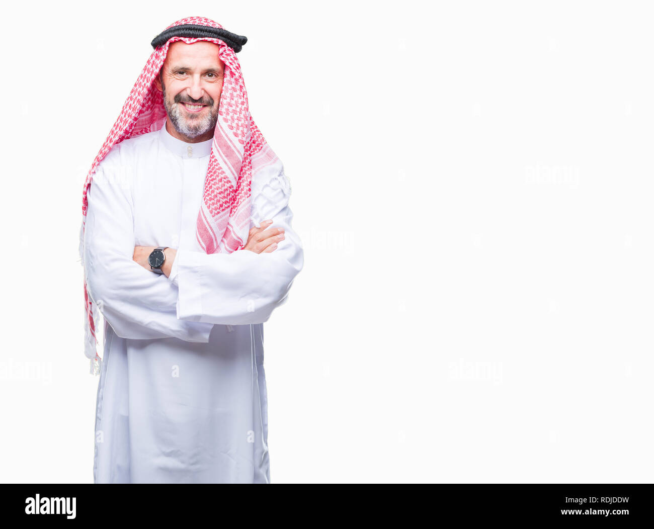 Senior uomo arabo indossando keffiyeh su sfondo isolato buon viso sorridente con bracci incrociati guardando la telecamera. Persona positiva. Foto Stock