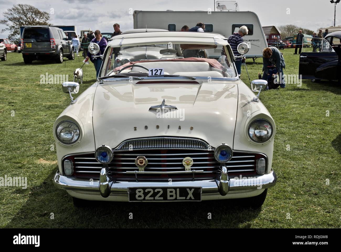 Un vintage Ford Zodiac MkII convertibili su Anglesey Vintage Rally, Anglesey, Galles del Nord, Regno Unito, maggio 2010 Foto Stock