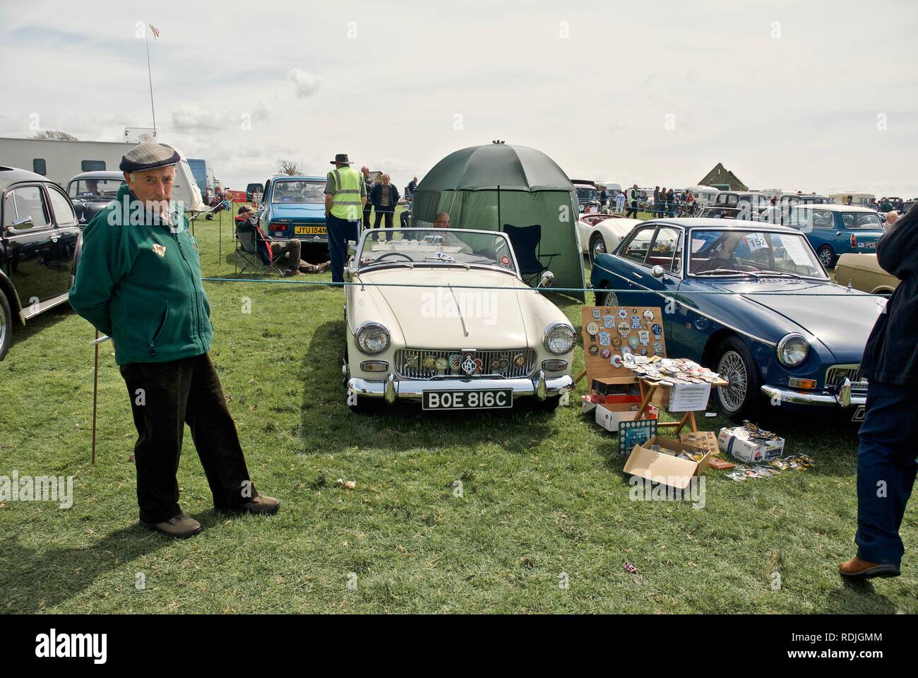 Un MG Midget e MGBGT essendo esposti all'Anglesey Vintage Rally, Anglesey, Galles del Nord, Regno Unito, maggio 2010 Foto Stock