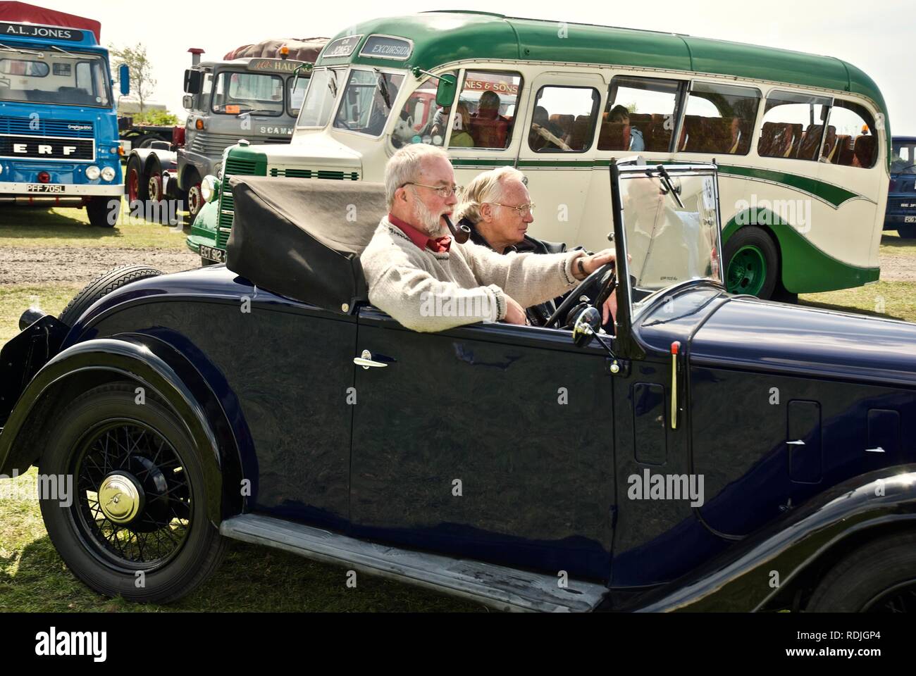 Un 1930s vintage Austin 10/4 Clifton Tourer essendo azionato a Anglesey Vintage Rally, Anglesey, Galles del Nord, Regno Unito, maggio 2010 Foto Stock